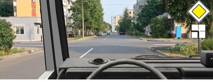 ПДД.РФ - Вы намерены продолжить движение по главной дороге. Обязаны ли Вы включить указатели левого поворота?