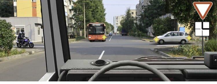 ПДД.РФ - При движении прямо Вы обязаны уступить дорогу: