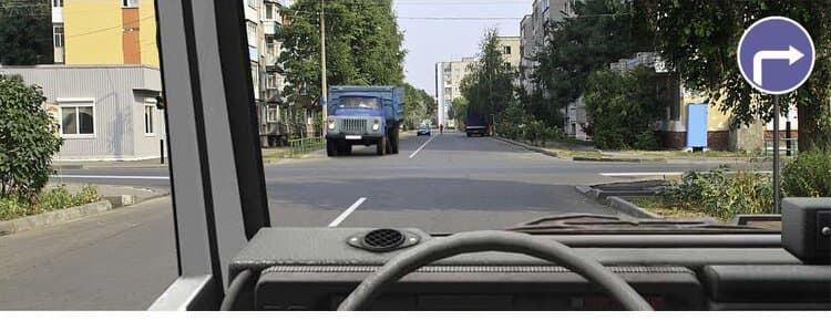 ПДД.РФ - Обязаны ли Вы включить указатели поворота в данной ситуации?