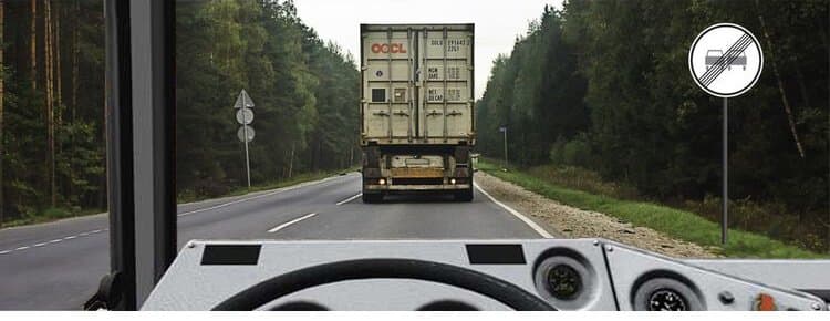 ПДД.РФ - При движении по двухполосной дороге за грузовым автомобилем у Вас появилась возможность совершить обгон. Ваши действия?