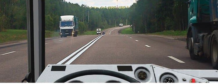 ПДД.РФ - Можно ли Вам после опережения грузового автомобиля продолжить движение по левой полосе вне населенных пунктов?