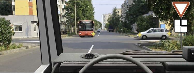 ПДД.РФ - Кому Вы обязаны уступить дорогу при движении в прямом направлении?